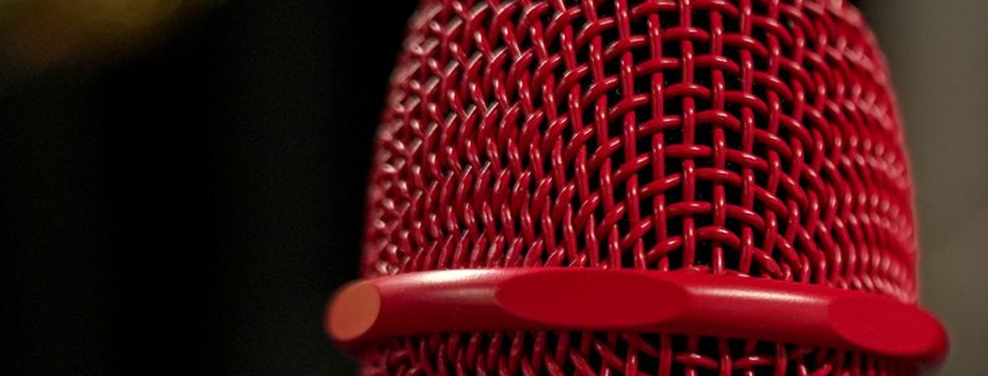شبكة ميكروفون ديناميكي أحمر تملأ الكادر