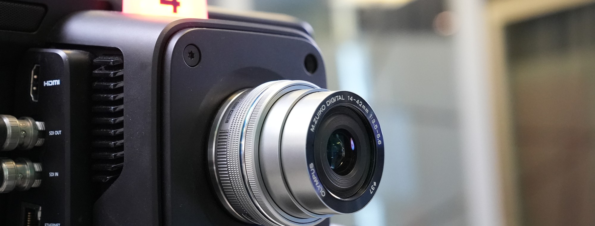 Objektifiyle birlikte yakından bir Micro Studio Camera 4K