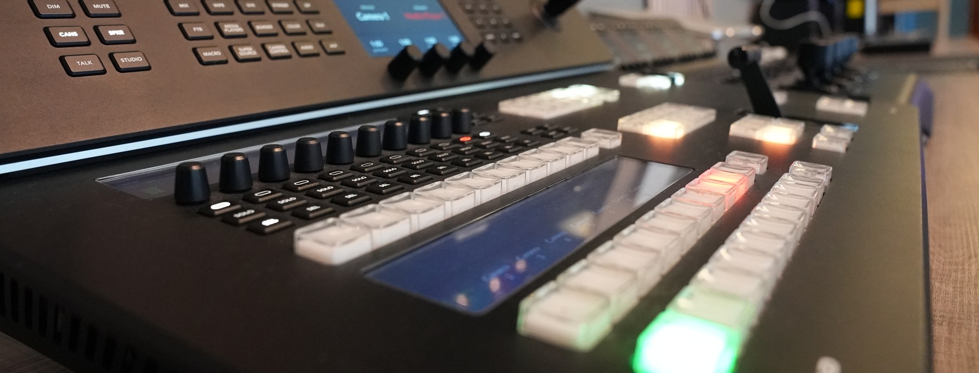 Bir prodüksiyon switcher&rsquo;ının ışıklı tuş sırası