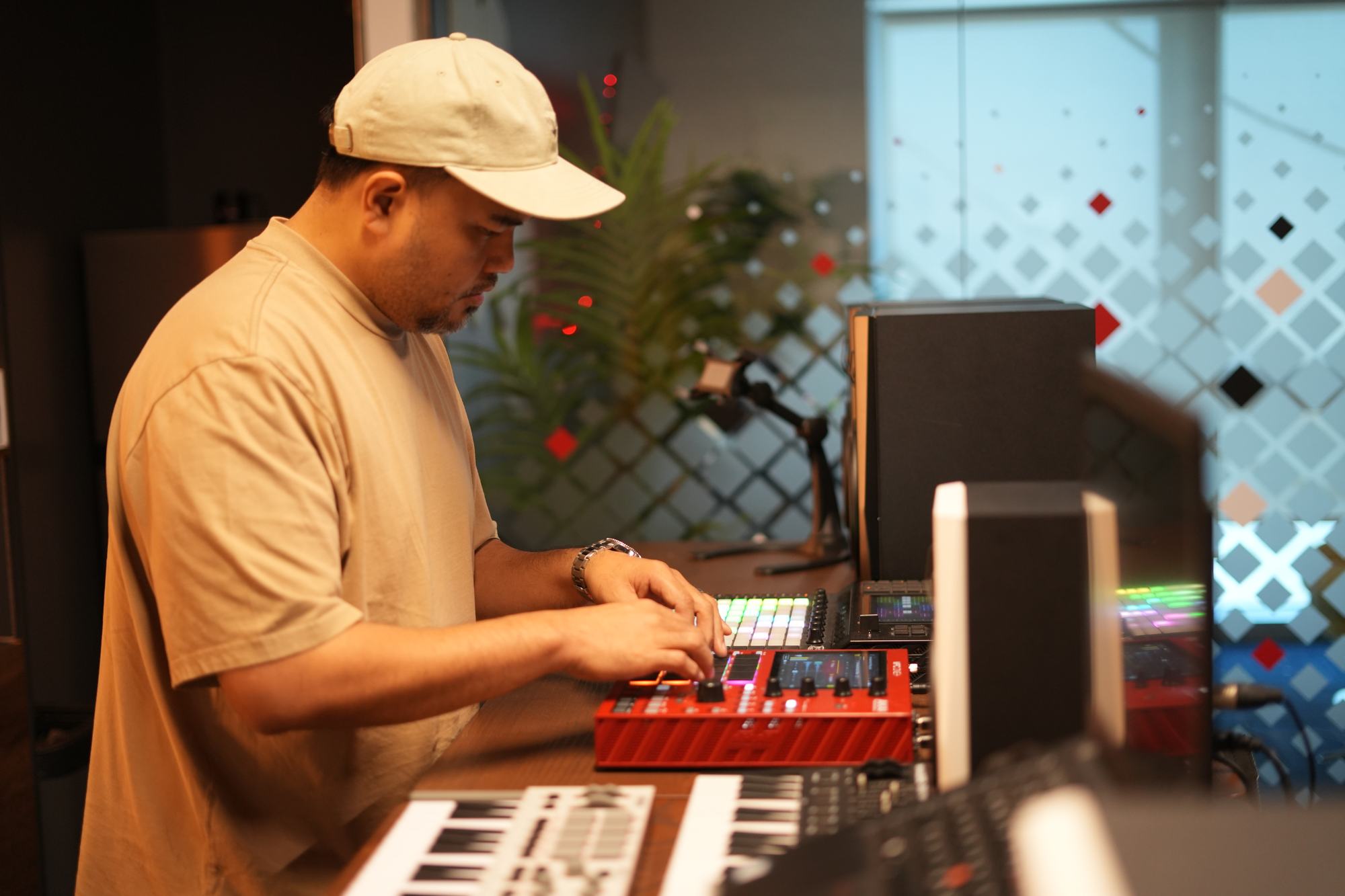 باد AKAI ووحدات مفاتيح على طاولة الموسيقى في MCX