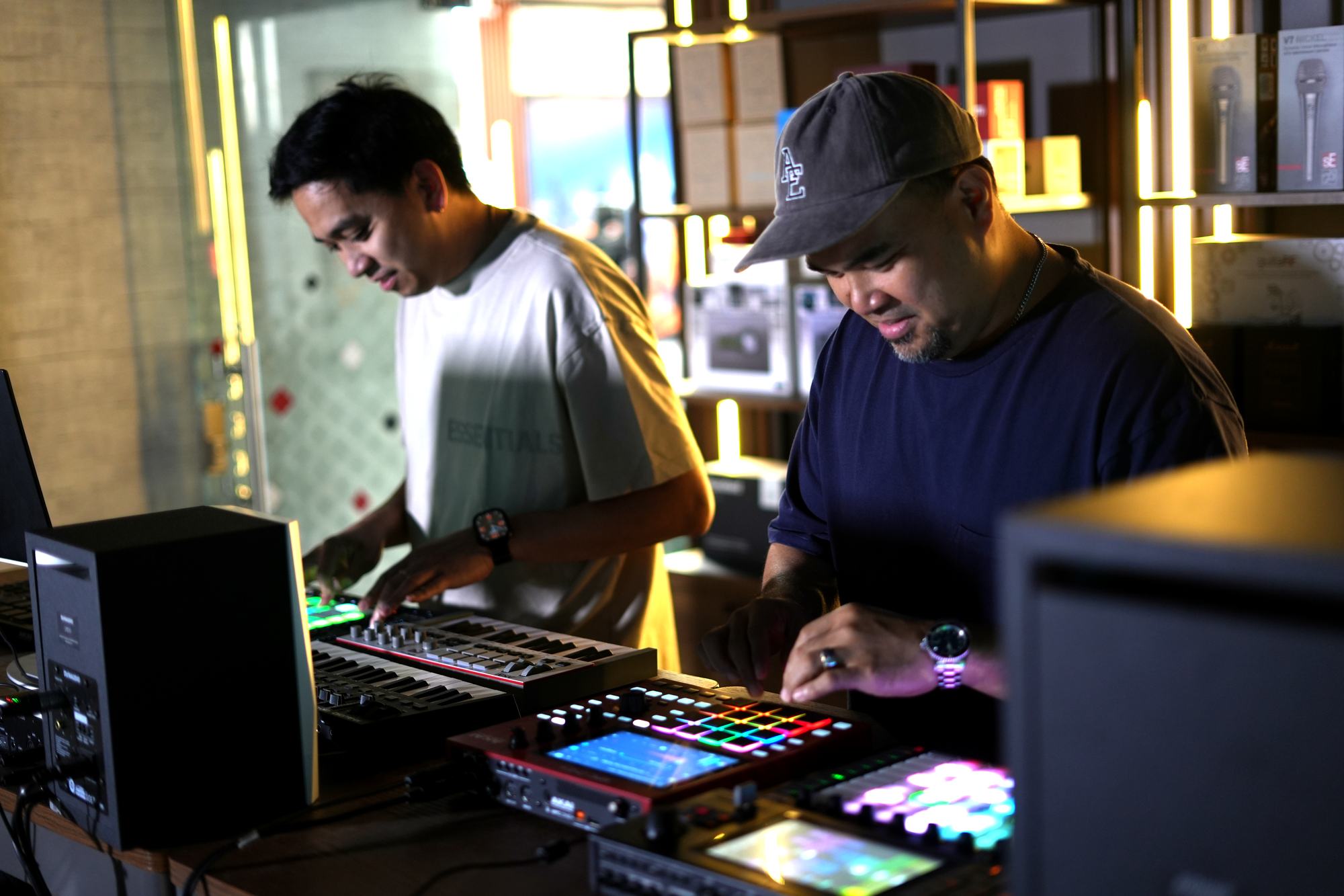 وحدة تحكم AKAI وواجهة Universal Audio وأجهزة مراقبة في MCX