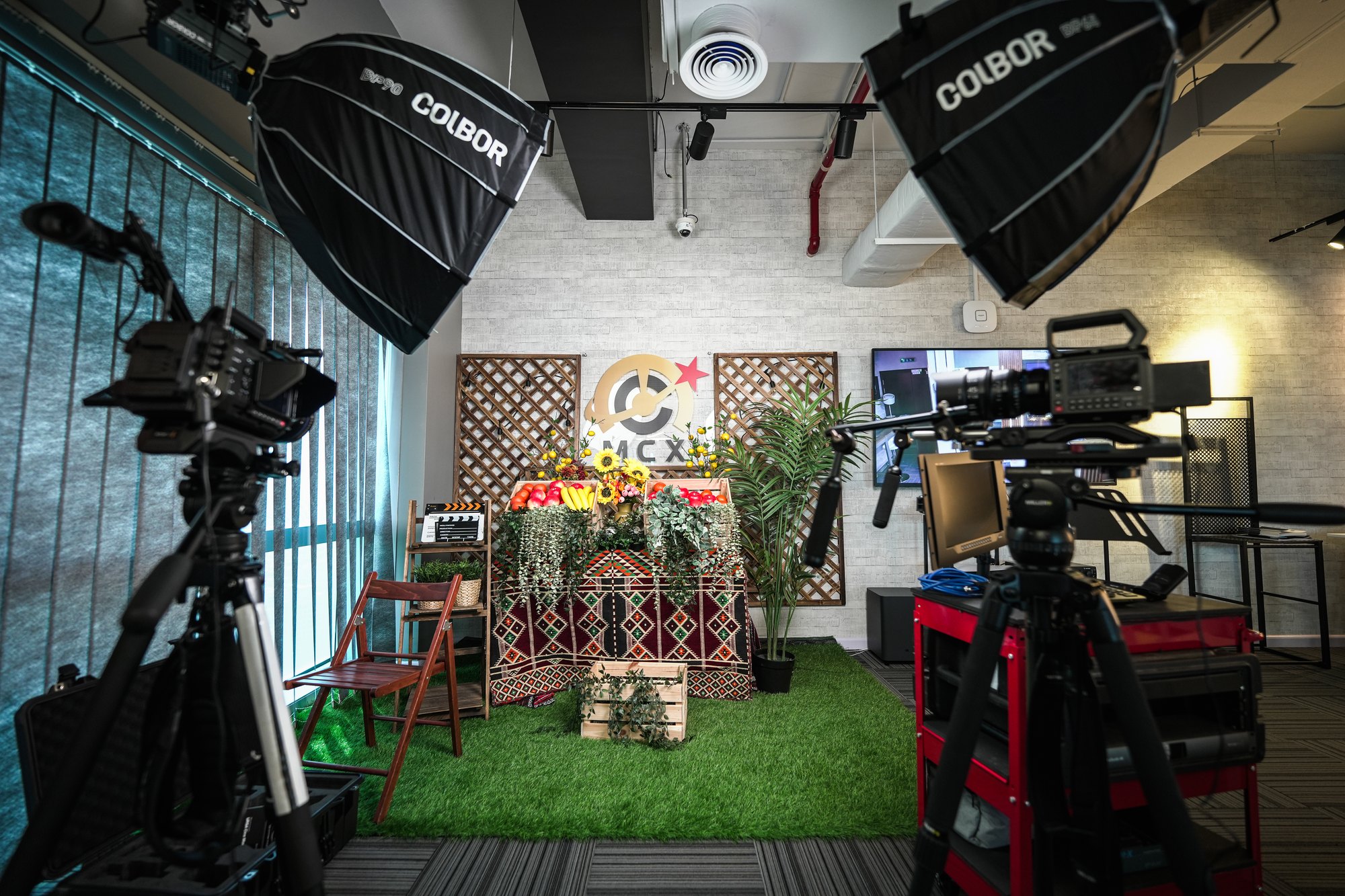 The cinema bench at MCX, two bodies on tripods either side of one dressed set under the same pair of Colbor softboxes