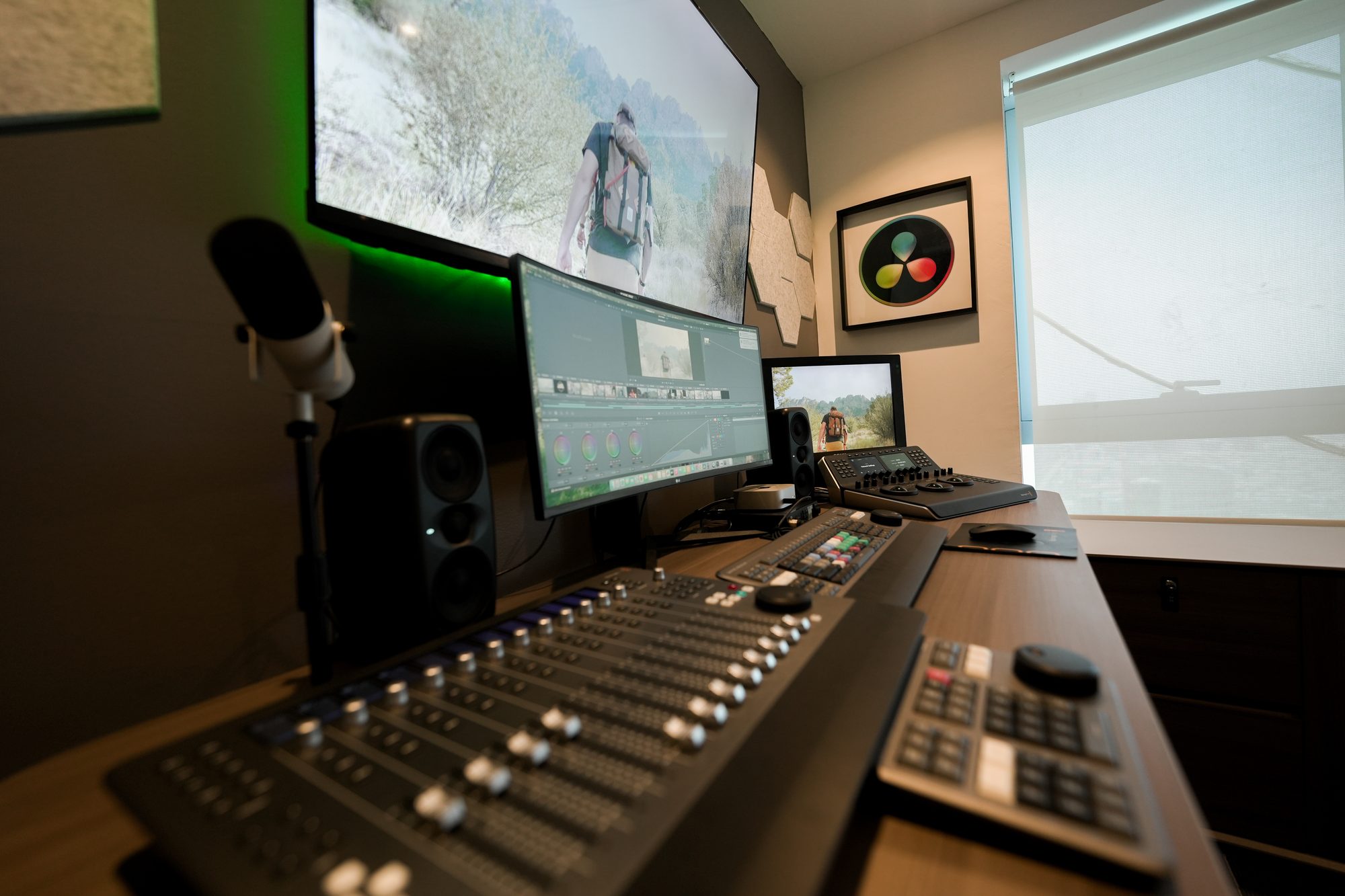 منضدة Fairlight في MCX، مفاتيح المزج في المقدّمة والشاشة المرجعية خلفها