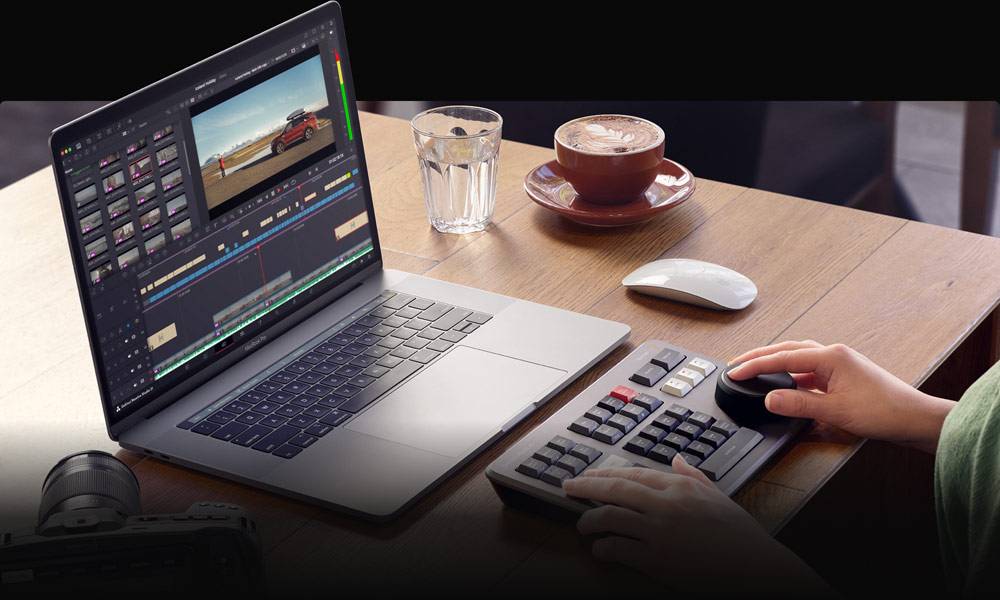 Bir dizüstü bilgisayarda açık DaVinci Resolve ve yanında editör klavyesi