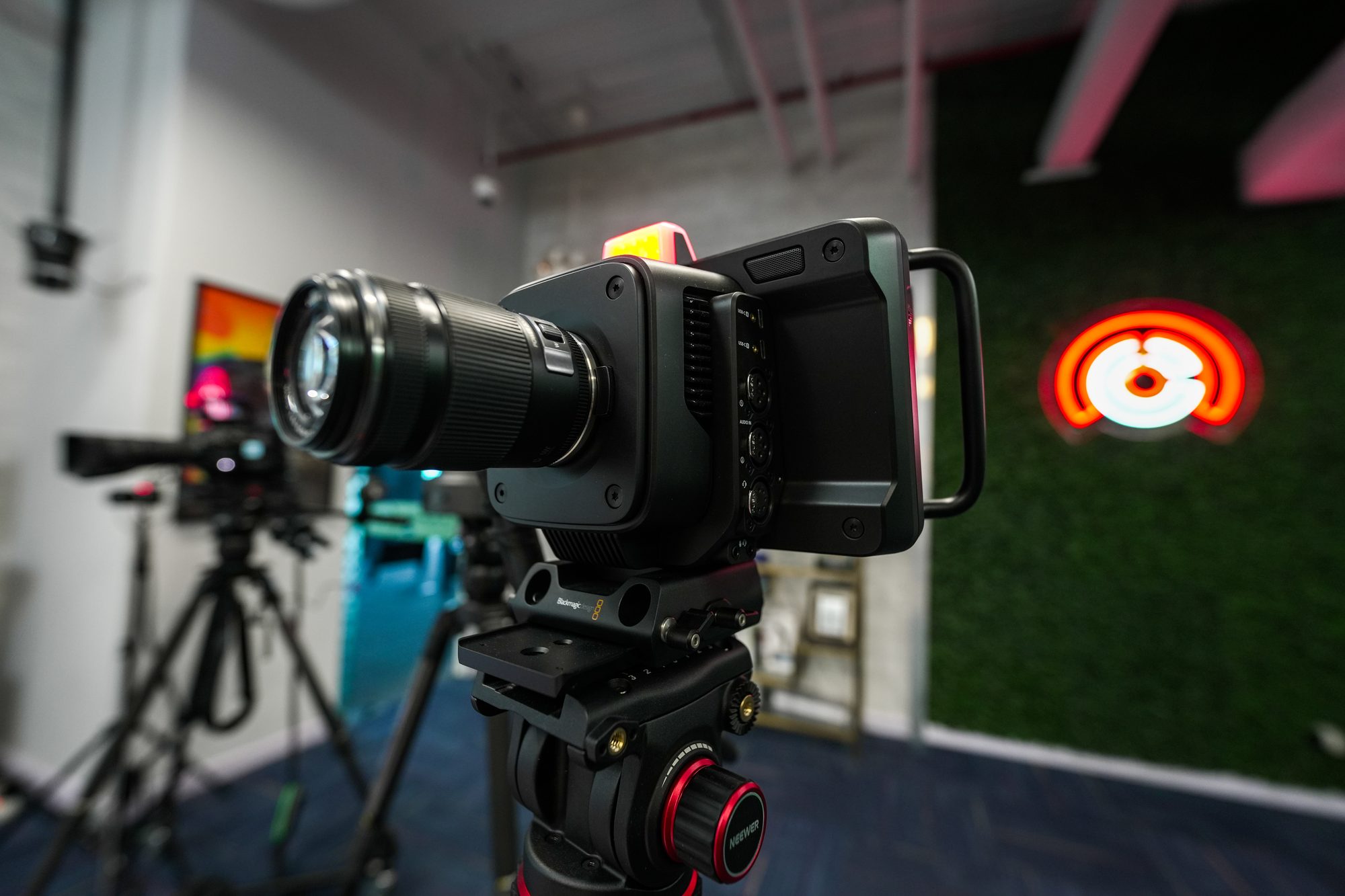 A camera and prime lens on the bench at MCX