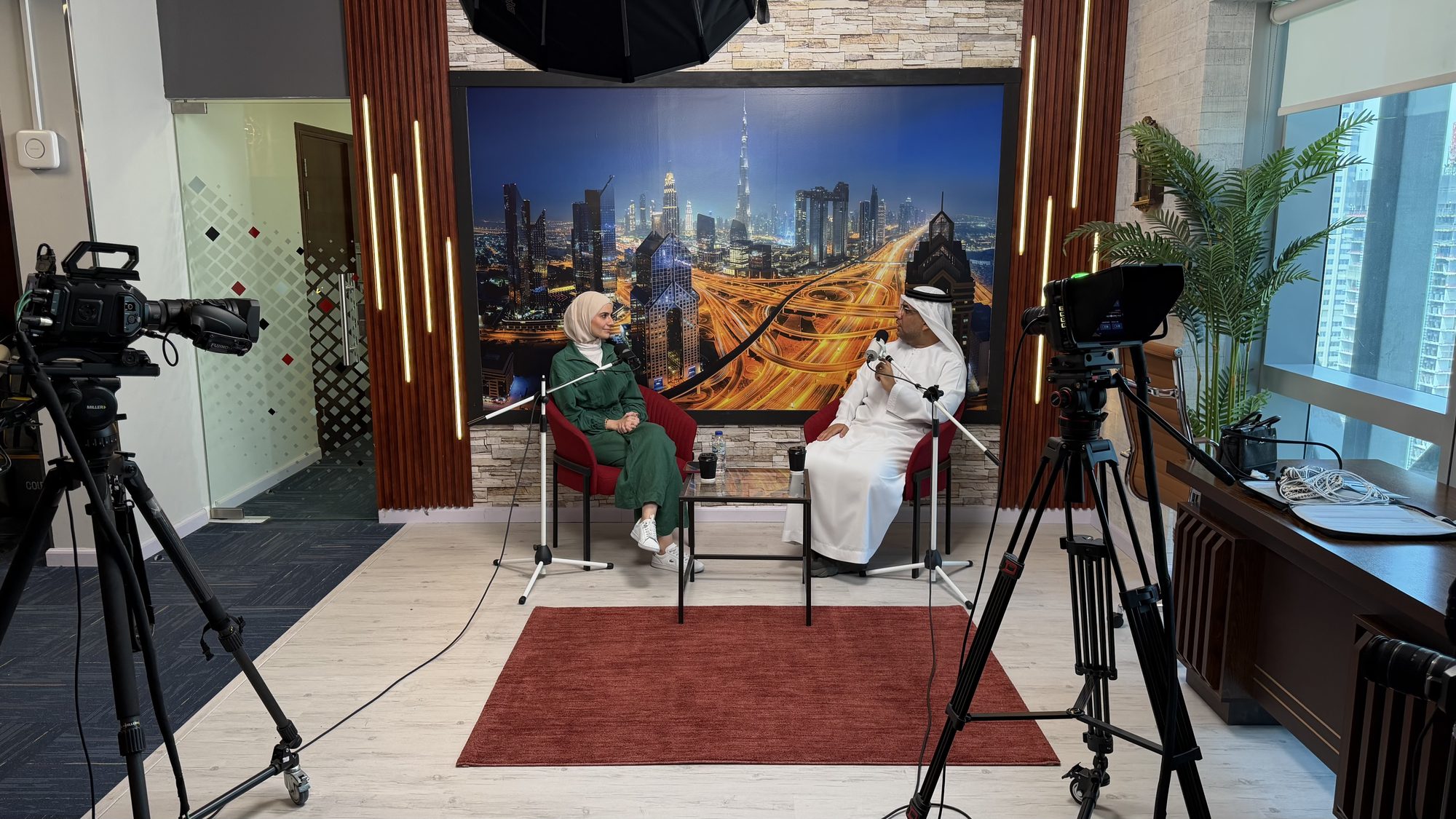 تسجيل مقابلة على مسرح استوديو MCX دبي