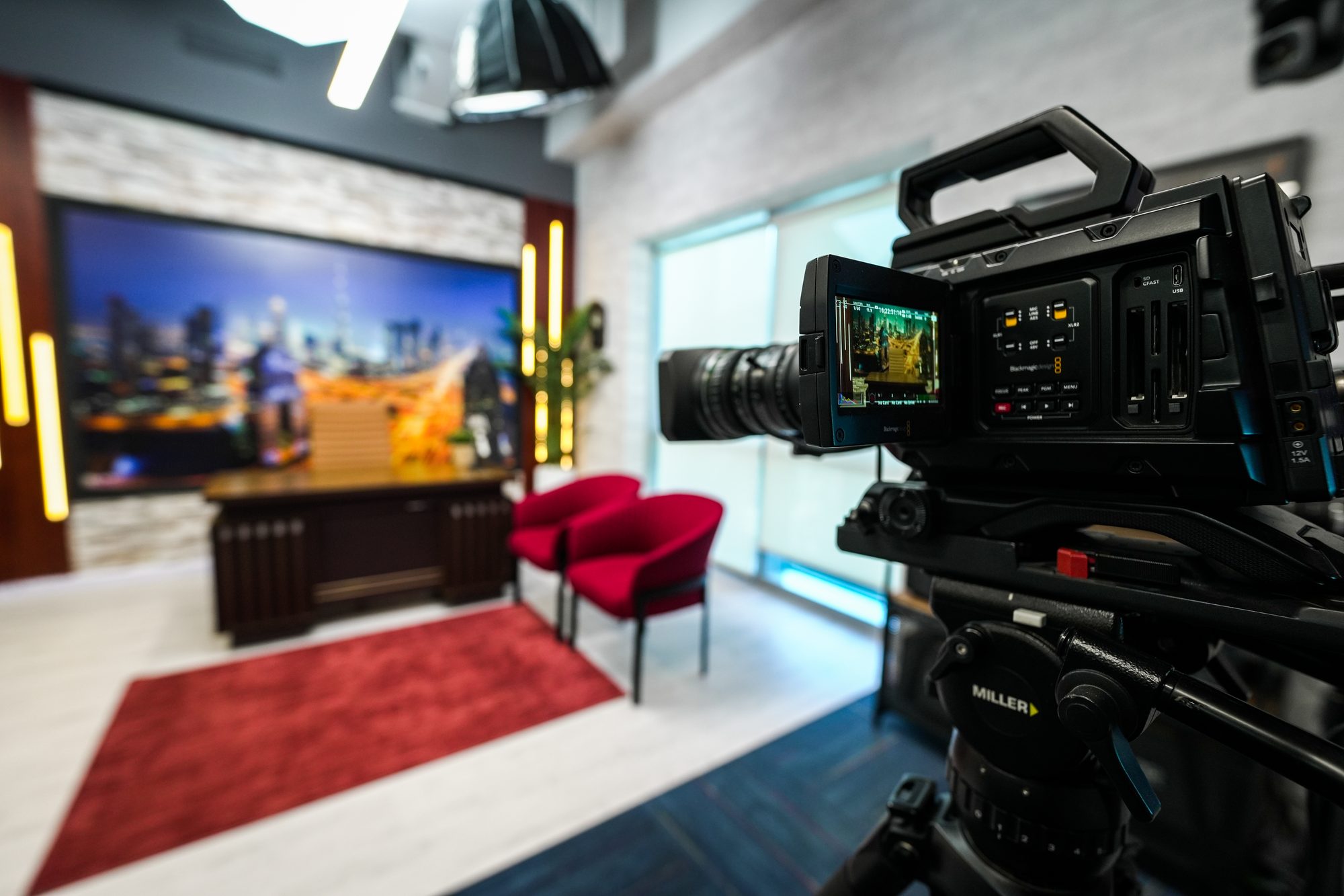 جسم URSA Broadcast مركّب على ديكور MCX، وموضع المقدّم خلفه