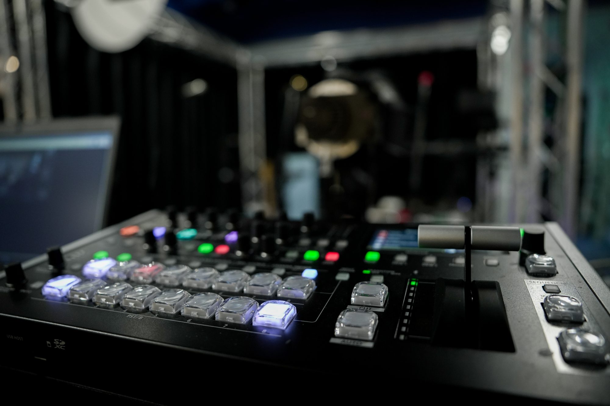 Tuşları yanan bir switcher konsolu